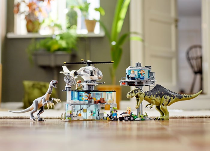 LEGO Jurassic World – Atacul Gigantozaurului si Therizinosaurului
