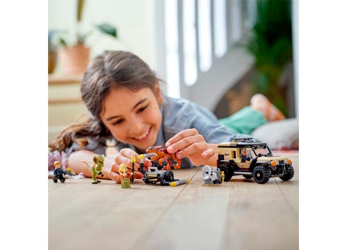 copil cu LEGO Jurassic World – transportul de pyroraptor si dilophozaur