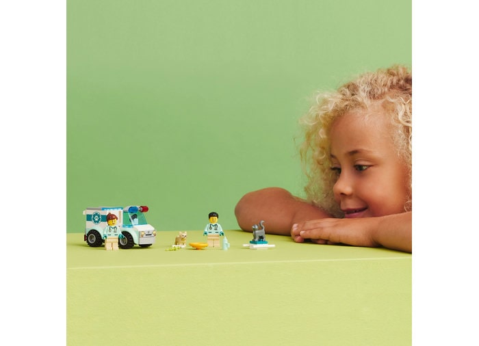 copil jucandu-se cu ambulanta veterinara LEGO