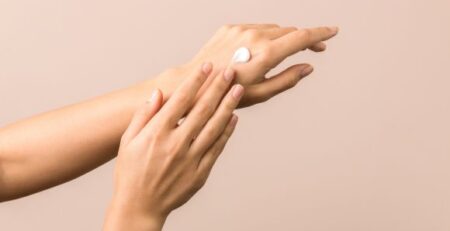 îngrijire piele mâini la femei cu crema reparatoare de mâini