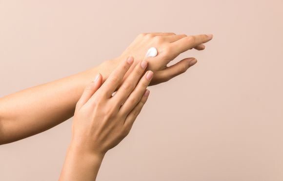 îngrijire piele mâini la femei cu crema reparatoare de mâini